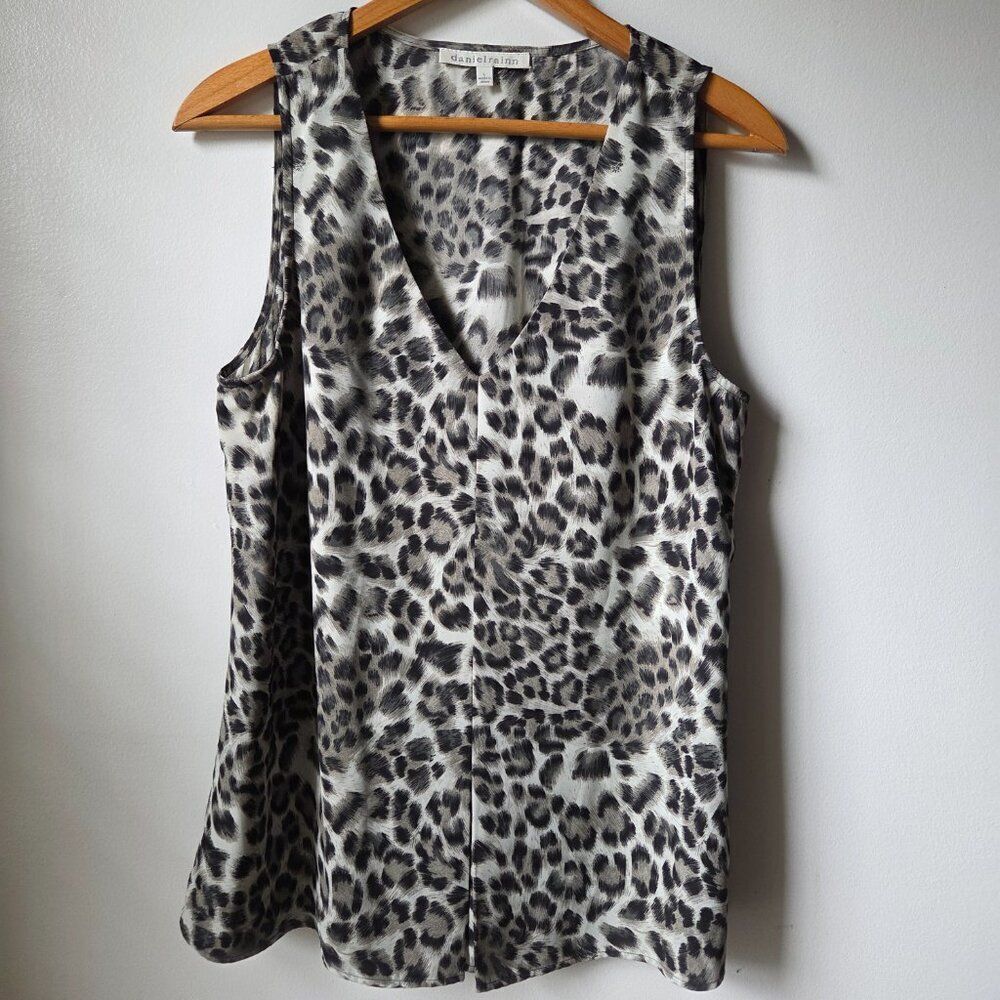 EUC DANIEL RAINN ANIMAL PRINT V NECK TANK TOP SIZE LARGE